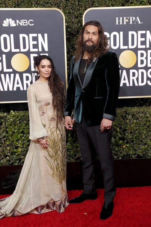 Aunque fueron fieles a su estilo, ni Jason Momoa ni Lisa Bonet brillaron sobre la alfombra roja de los Globos de Oro.
