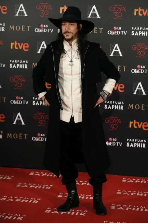 El actor Óscar Jaenada a su llegada a la ceremonia de la 30 edición de los Premios Goya, que entrega la Academia de Cine, celebrada esta noche en el Hotel Auditorium de Madrid. EFE/Juanjo Martín
