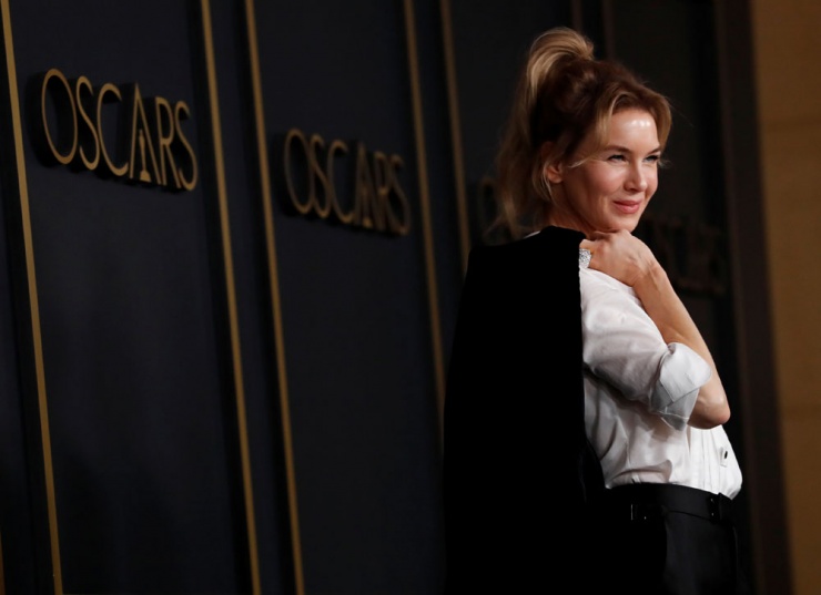Renée Zellweger, nominada al Oscar a mejor actriz, posa en la alfombra roja almuerzo de nominados.