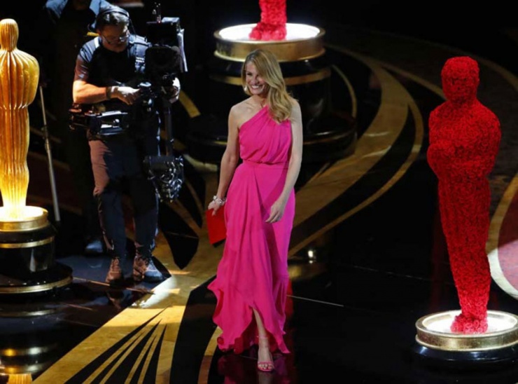 Así fue el espectacular vestido de Julia Roberts en la alfombra roja de los Oscars